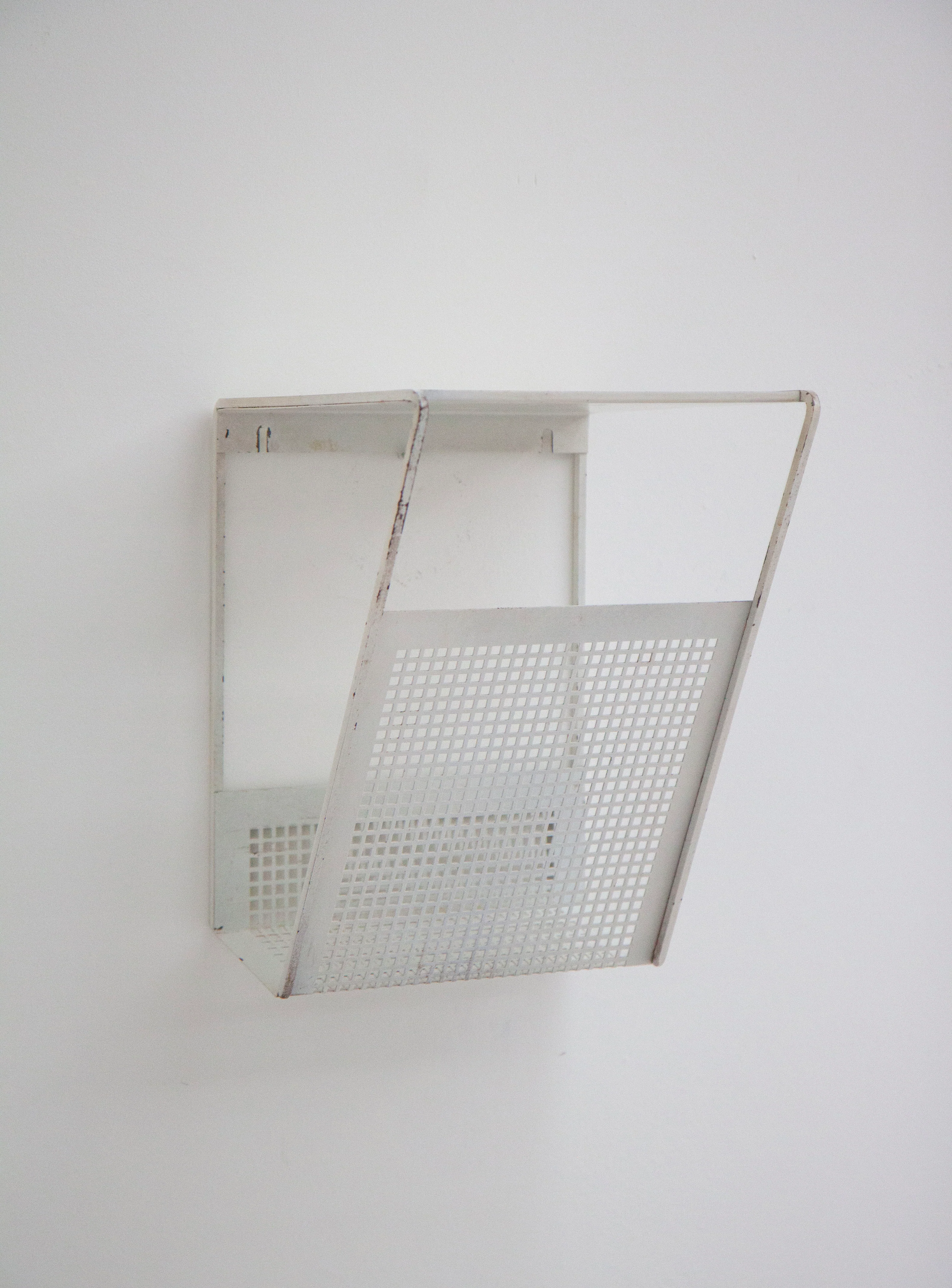 Pilastro Metal Wall Shelf with Magazine Rack (White)