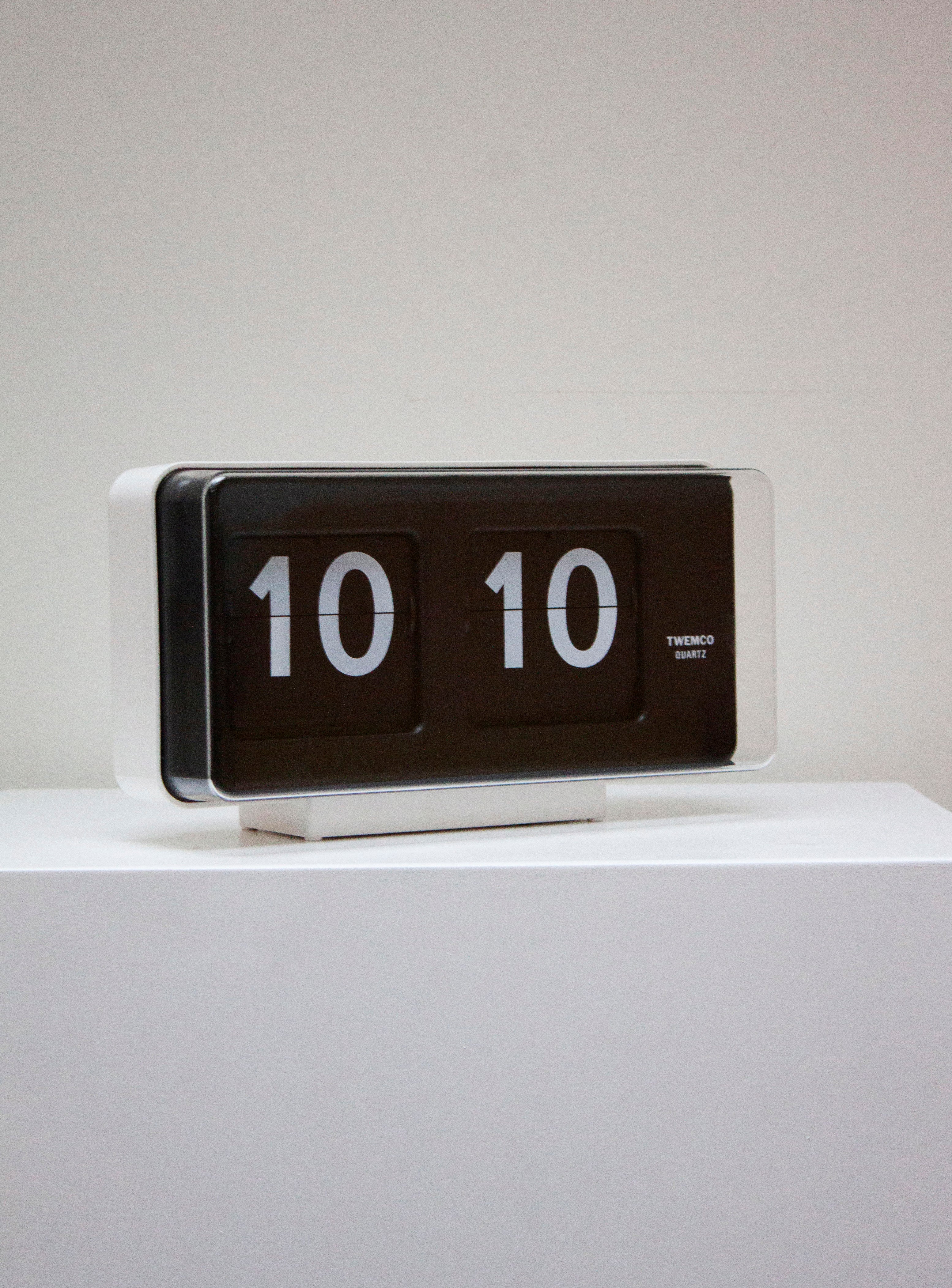 Twemco BQ-50 Flip Clock (White/Black) - Image 4