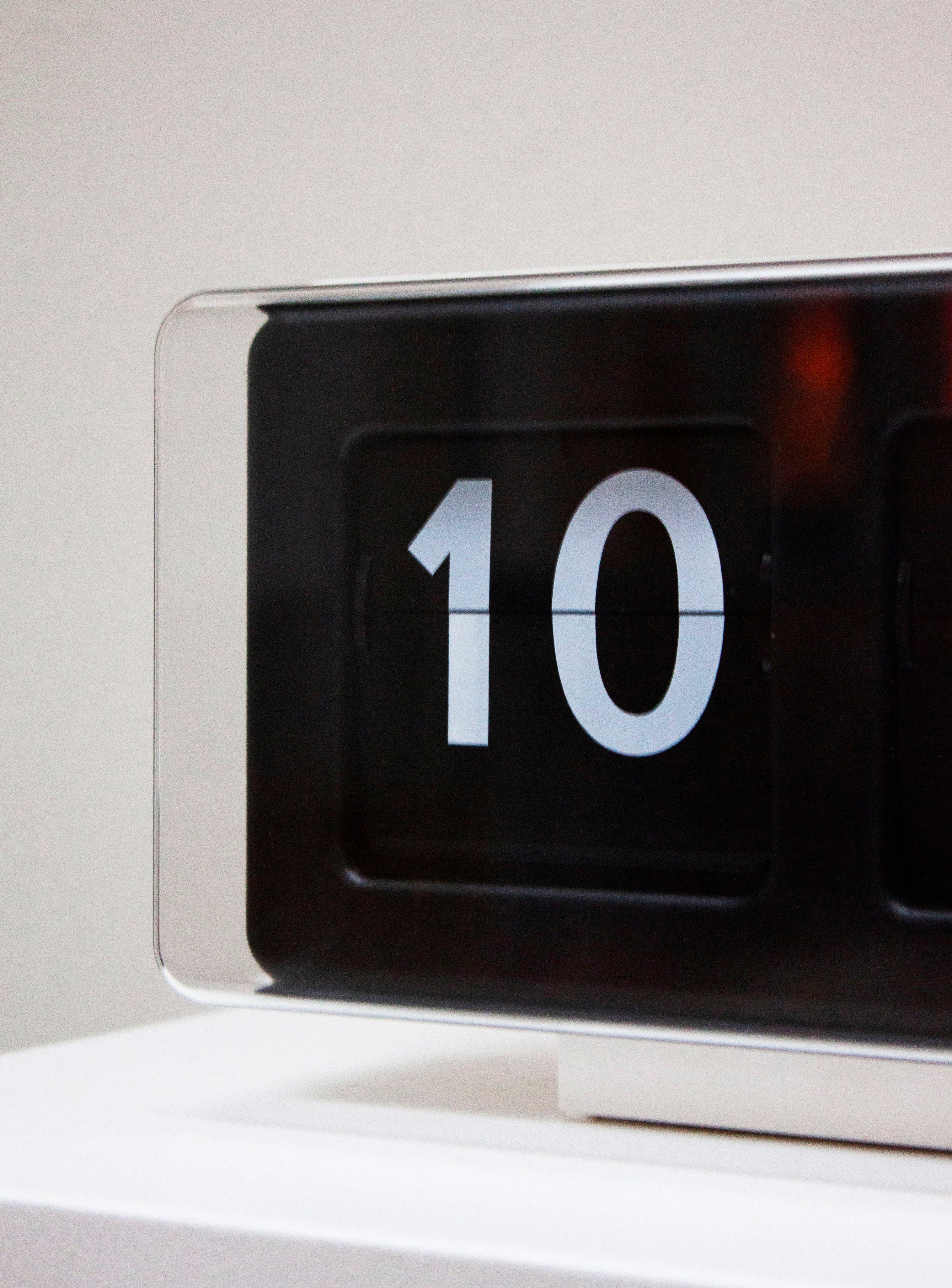 Twemco BQ-50 Flip Clock (White/Black) - Image 8
