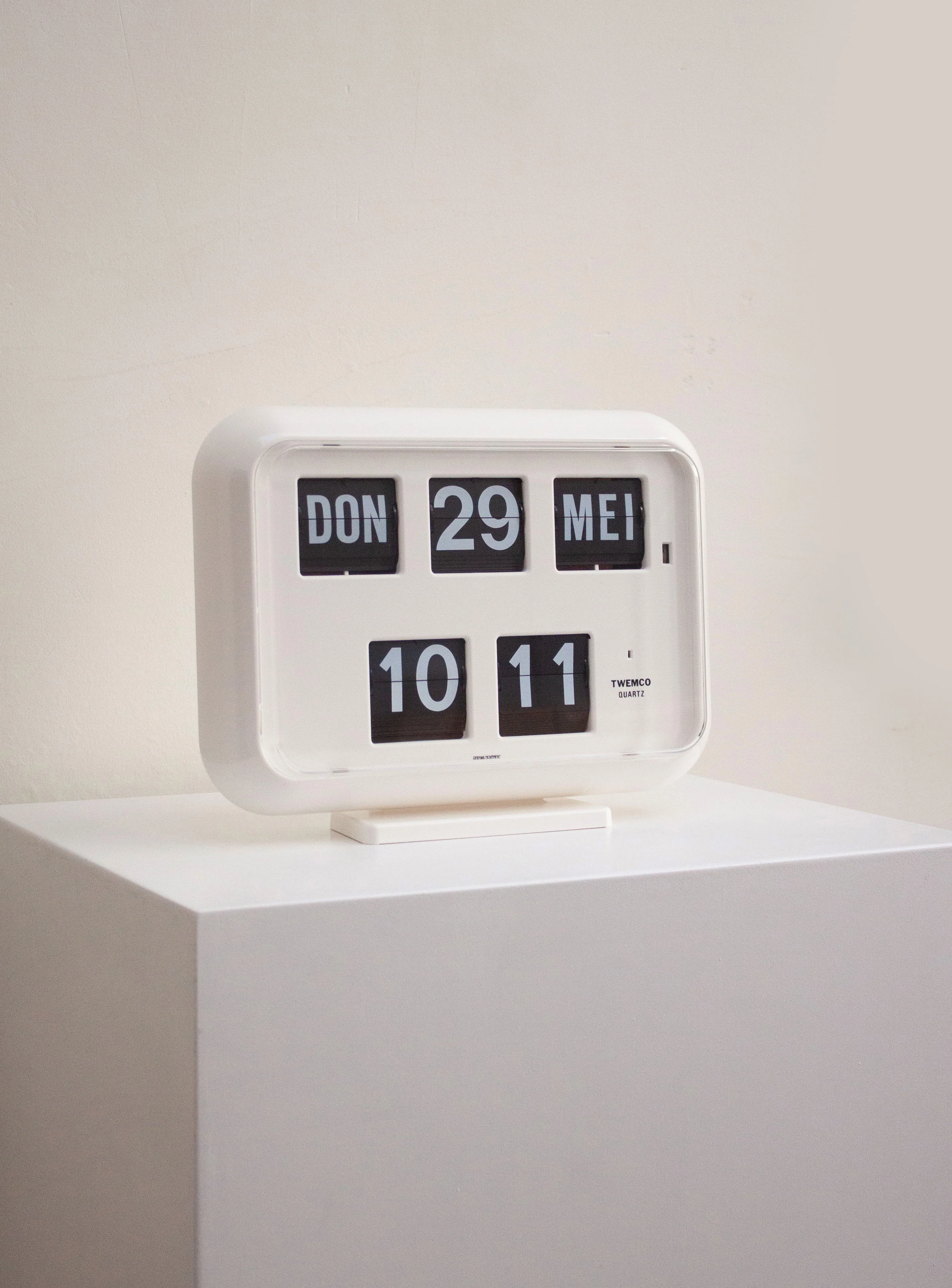 Twemco QD-35 Calendar Flip Clock (White) - Image 4