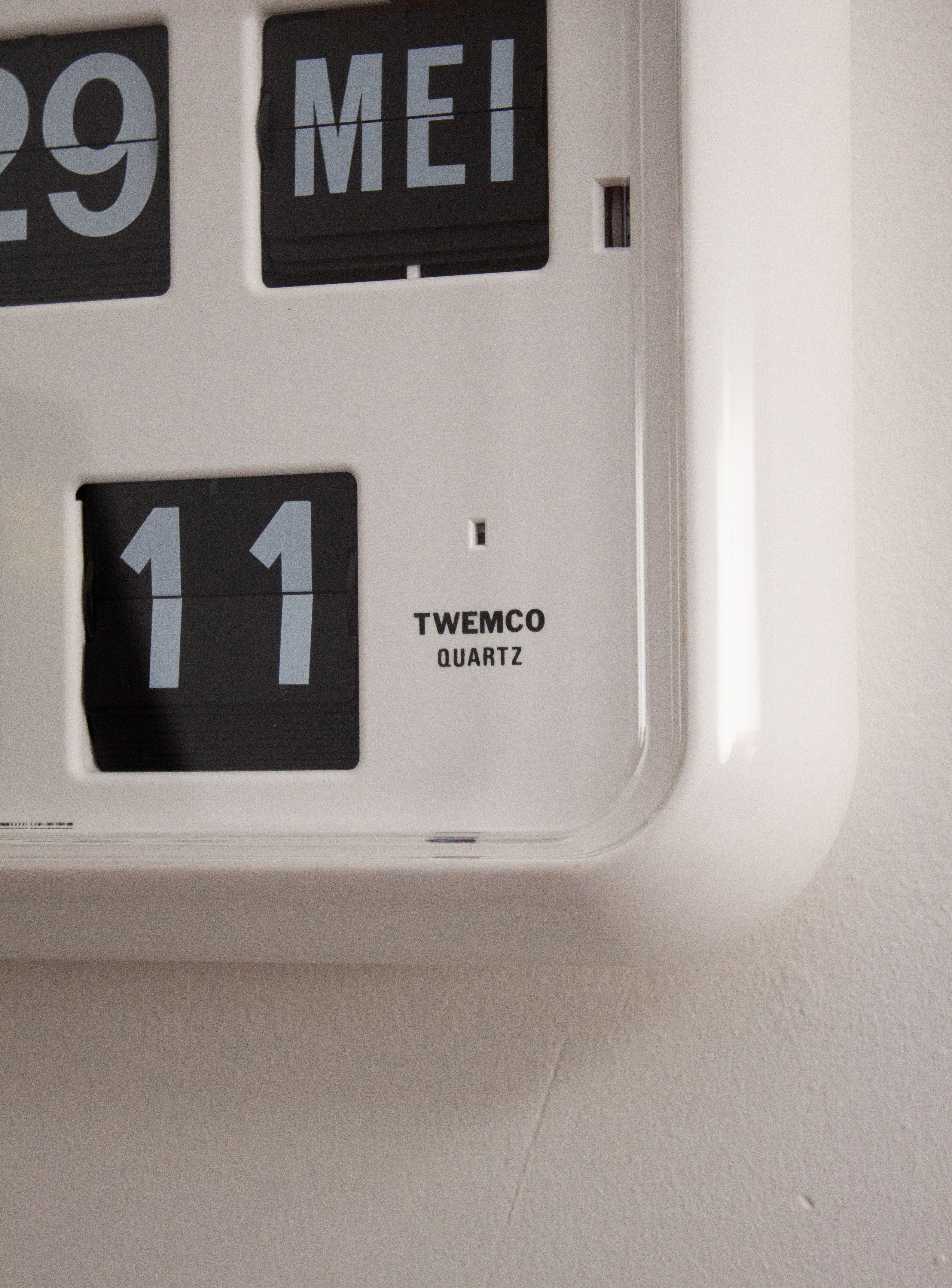 Twemco QD-35 Calendar Flip Clock (White) - Image 7