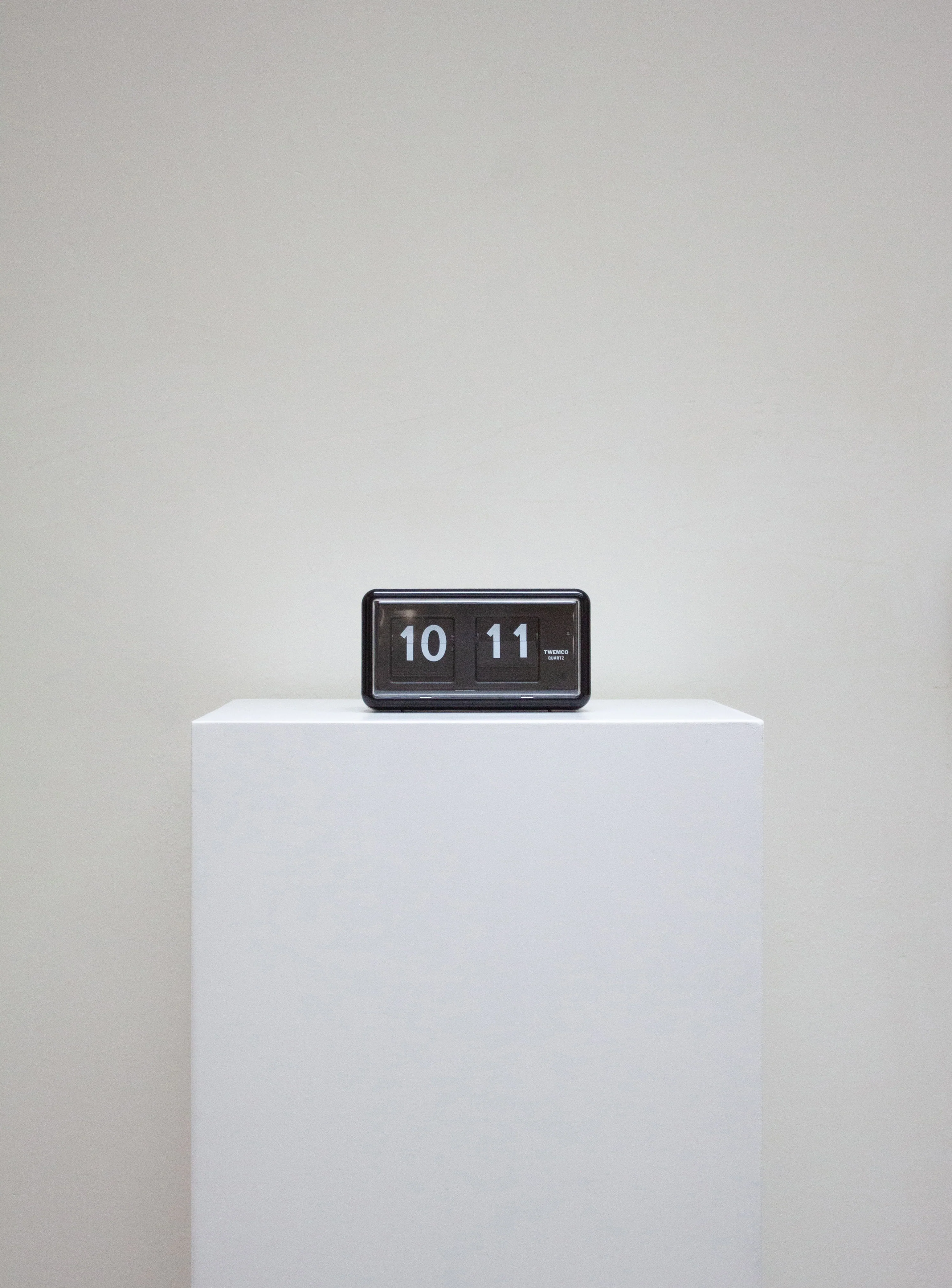 Twemco QT-30 Flip Clock (Black) - Image 3