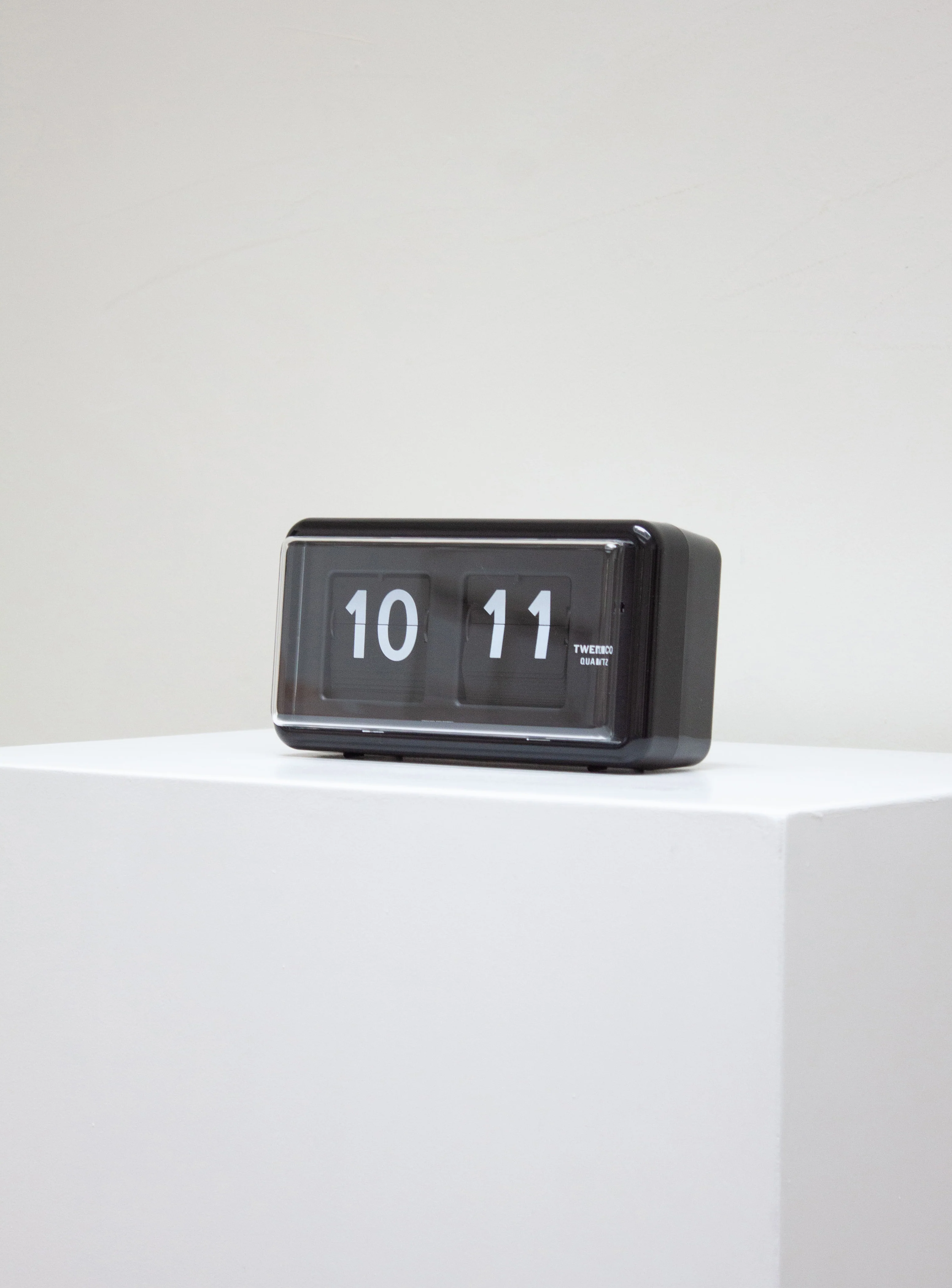 Twemco QT-30 Flip Clock (Black) - Image 4
