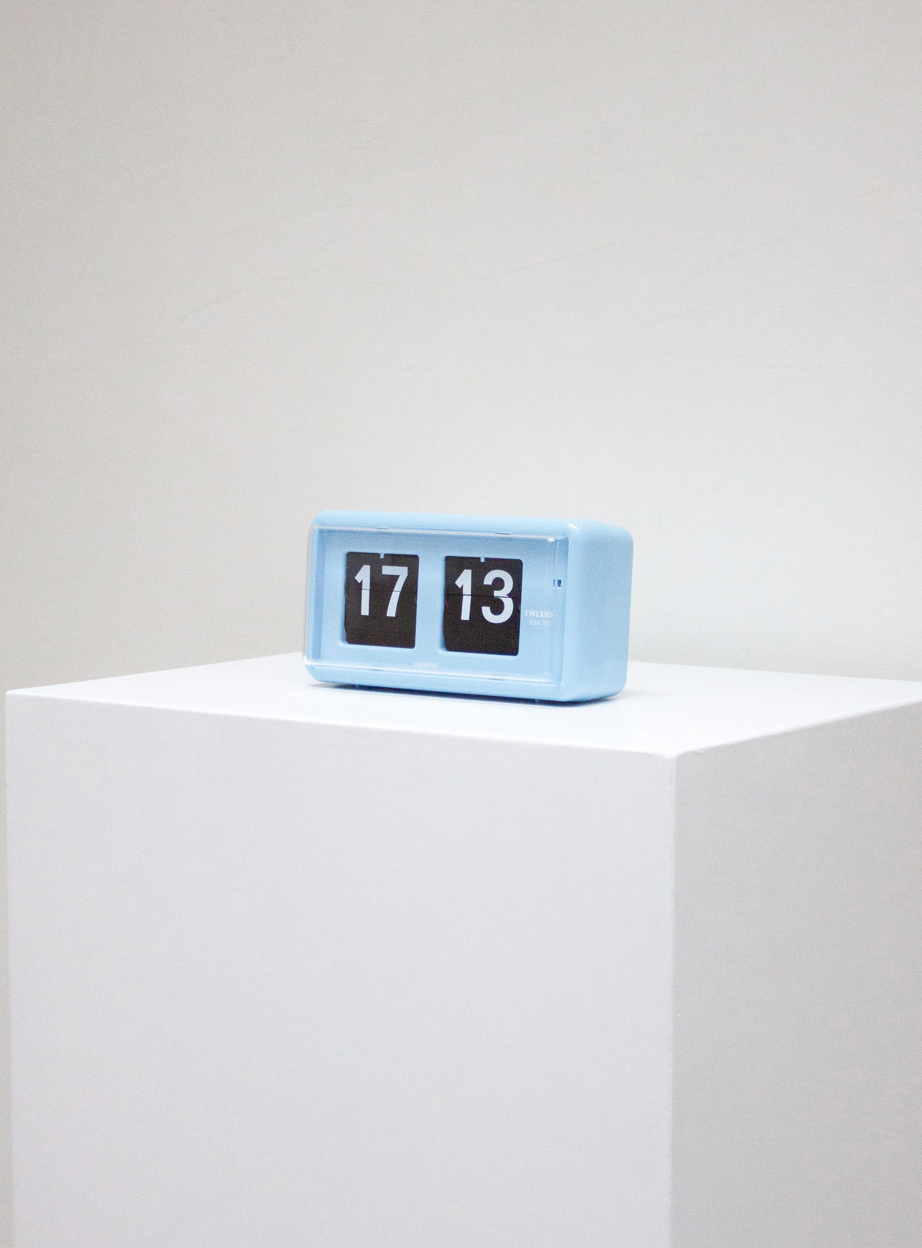Twemco QT-30 Flip Clock (Light Blue) - Image 3