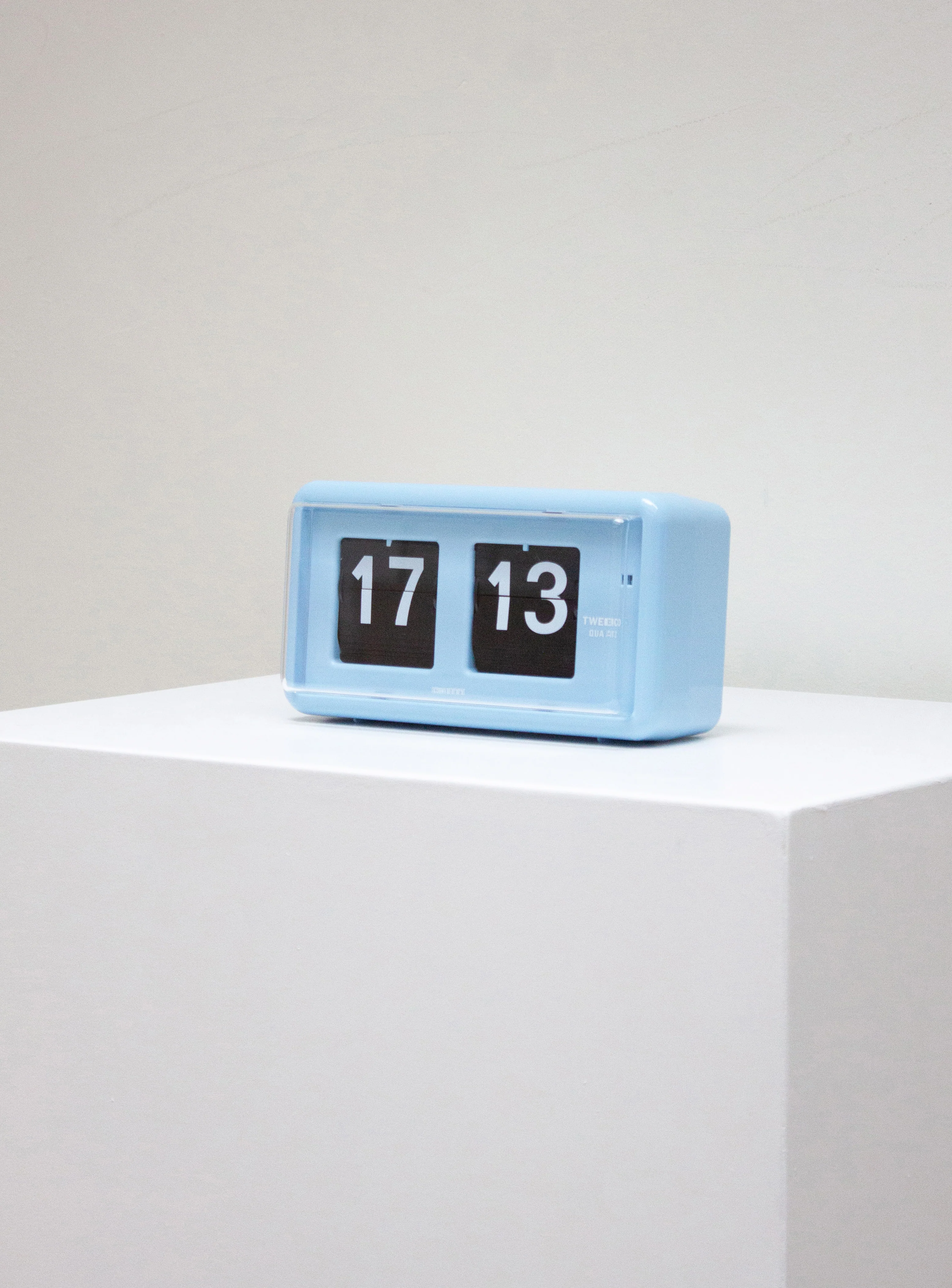 Twemco QT-30 Flip Clock (Light Blue) - Image 4