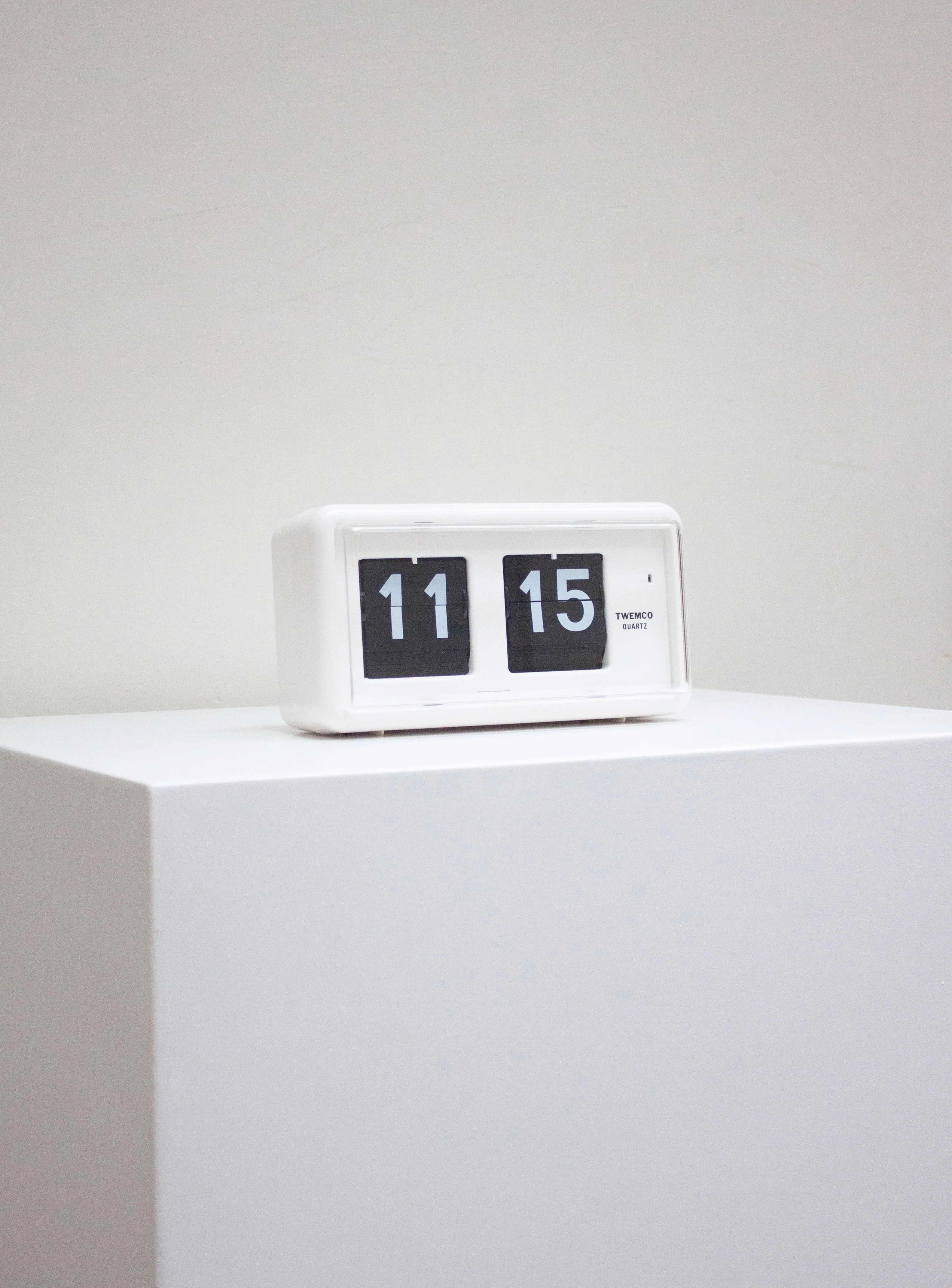 Twemco QT-30 Flip Clock (White) - Image 5