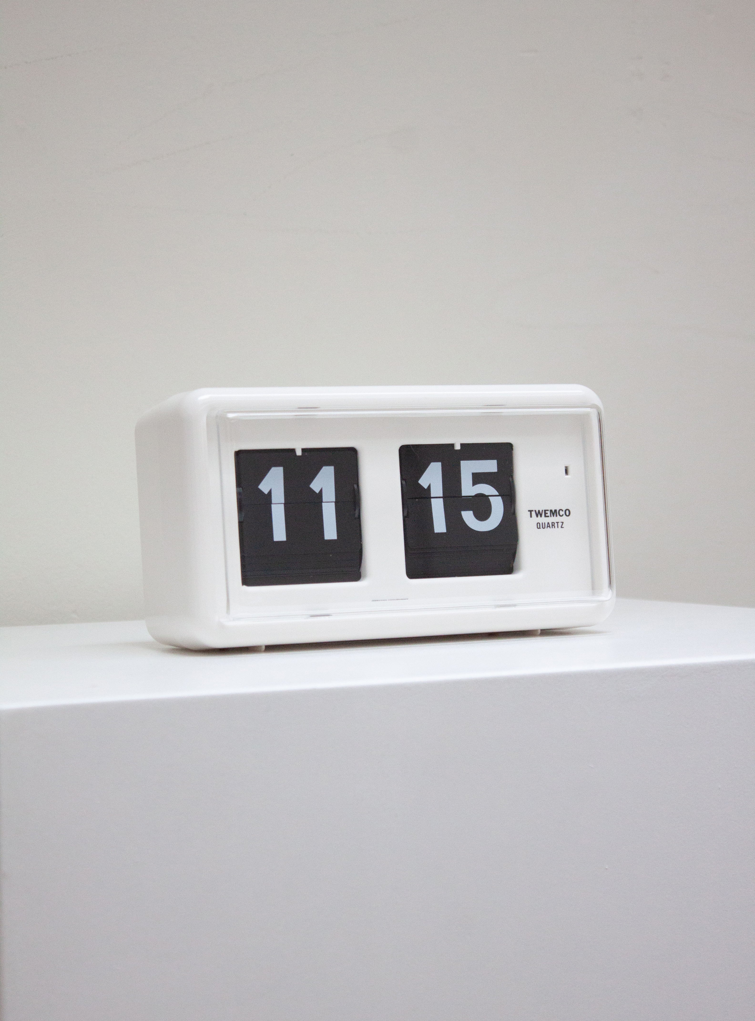 Twemco QT-30 Flip Clock (White) - Image 6