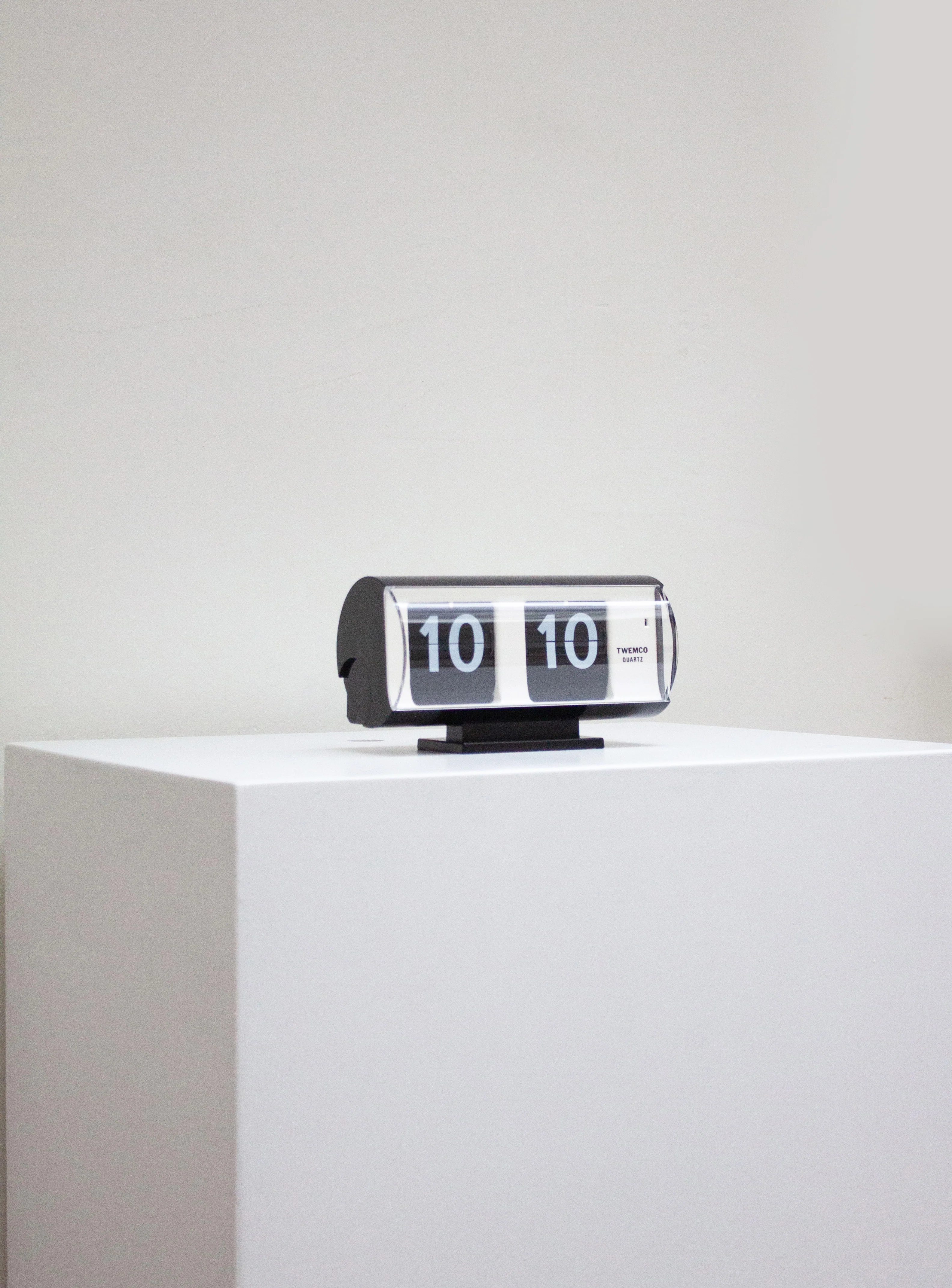 Twemco QT-30T Flip Clock (Black) - Image 4