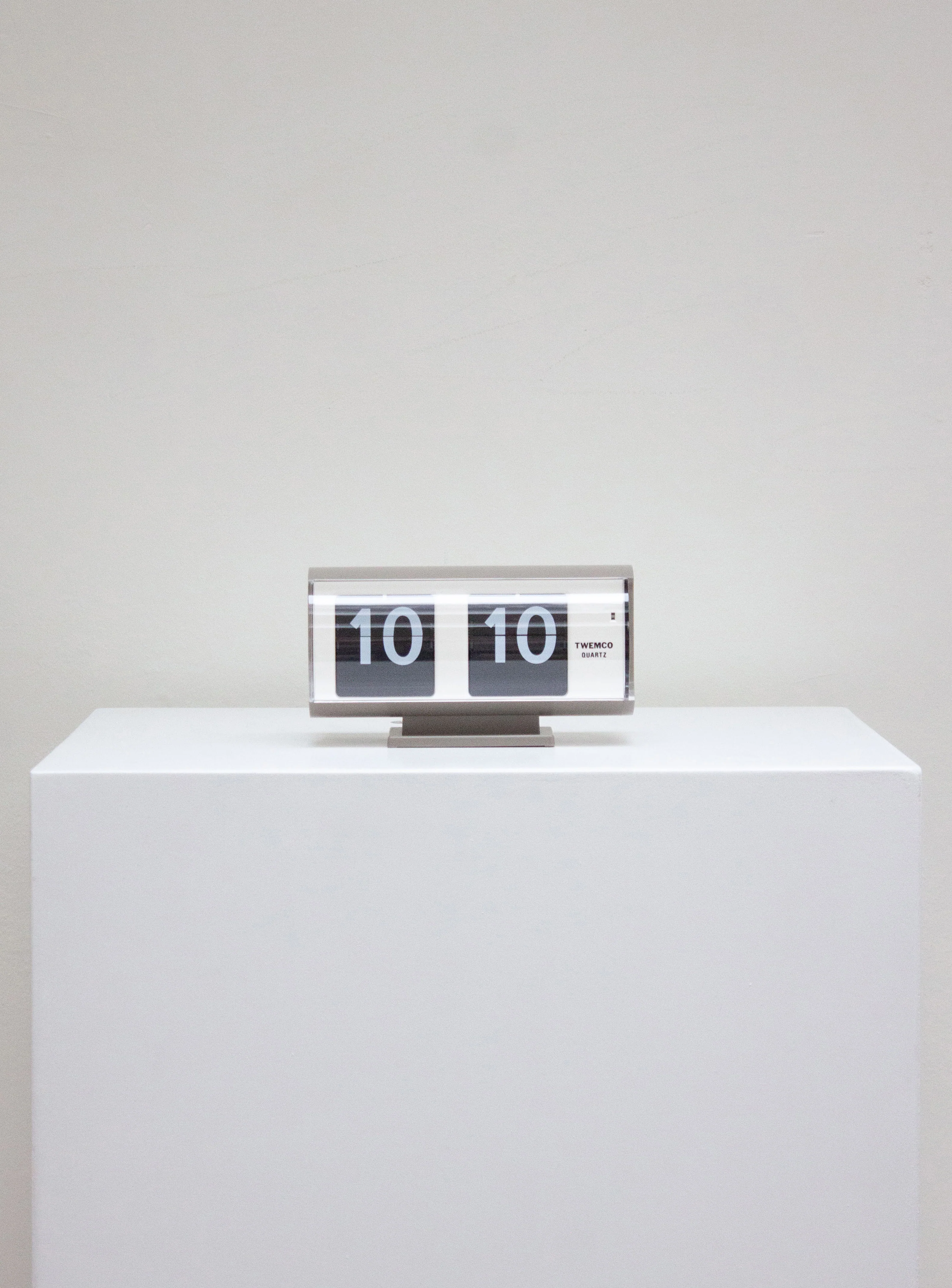 Twemco QT-30T Flip Clock (Grey) - Image 2
