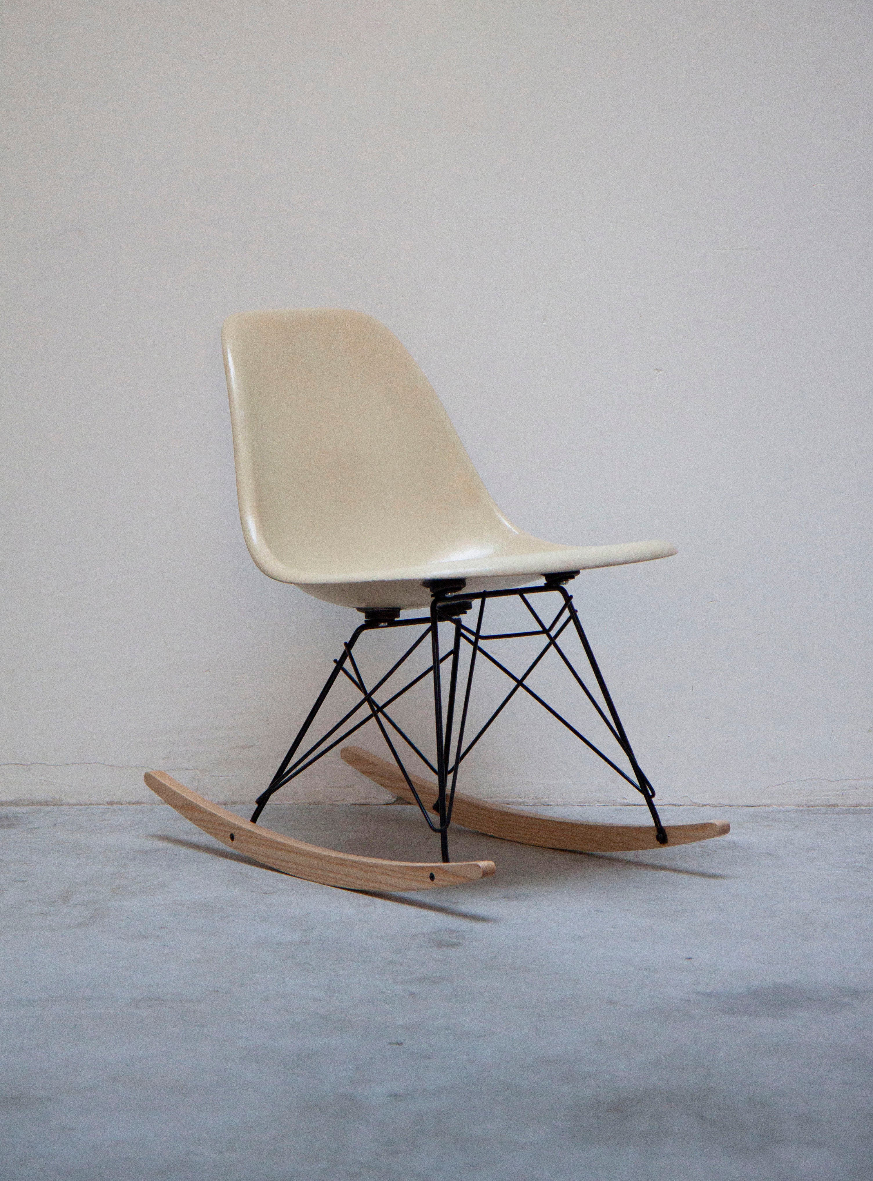 Vitra RSR Rocking Chair by Charles & Ray Eames (Eggshell)